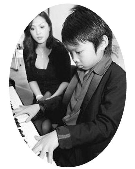 美籍华裔神童余峻承在妈妈的陪同下演奏肖邦作品。 美籍华裔神童余峻承在妈妈的陪同下演奏肖邦作品。