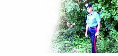 当地警察正在案发现场进行调查。 当地警察正在案发现场进行调查。