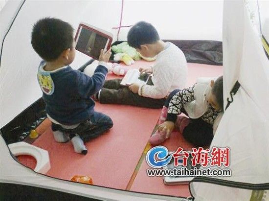 无节制地看电视、玩电子设备,是损伤孩子视力的最大元凶 无节制地看电视、玩电子设备,是损伤孩子视力的最大元凶
