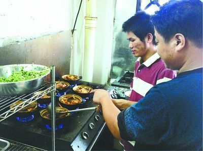 饶忠胜在指导邵银龙做砂锅。记者翟兰兰 摄 饶忠胜在指导邵银龙做砂锅。记者翟兰兰 摄