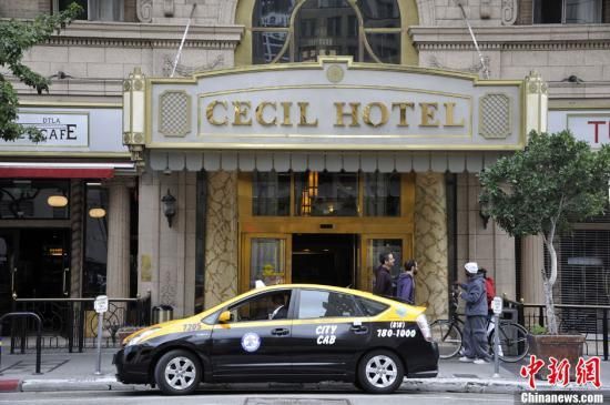 资料图:发现蓝可儿尸体的洛杉矶塞西尔(cecil)酒店照常营业,出租车在酒店门前等候乘客。中新社发 毛建军 摄 资料图:发现蓝可儿尸体的洛杉矶塞西尔(cecil)酒店照常营业,出租车在酒店门前等候乘客。中新社发 毛建军 摄