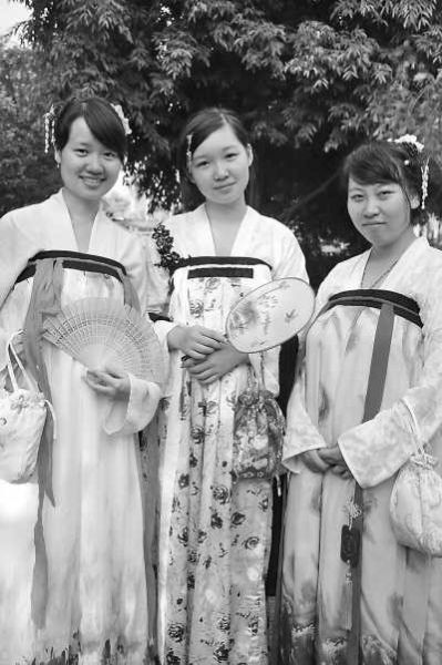 加拿大华裔姑娘(中)身着汉服在广西参加汉服秀、汉服制作等活动。 刘万强摄(资料照片) 加拿大华裔姑娘(中)身着汉服在广西参加汉服秀、汉服制作等活动。 刘万强摄(资料照片)
