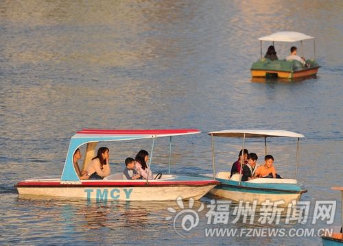 西湖湖面这2艘小船上,大人在船后排,两个小孩争抢着方向盘,小船在湖面扭来扭去,险些发生碰撞 西湖湖面这2艘小船上,大人在船后排,两个小孩争抢着方向盘,小船在湖面扭来扭去,险些发生碰撞