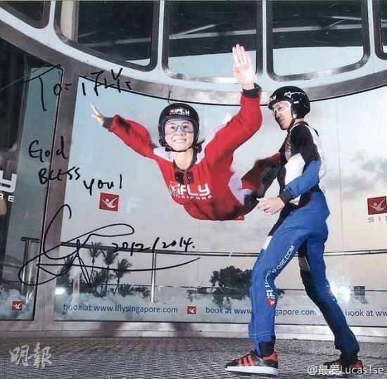 张柏芝经常带儿子参加课外活动,这次与Lucas体验室内跳伞模拟装置。 张柏芝经常带儿子参加课外活动,这次与Lucas体验室内跳伞模拟装置。