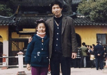 马伊琍与父亲罕见照曝光 马伊琍与父亲罕见照曝光