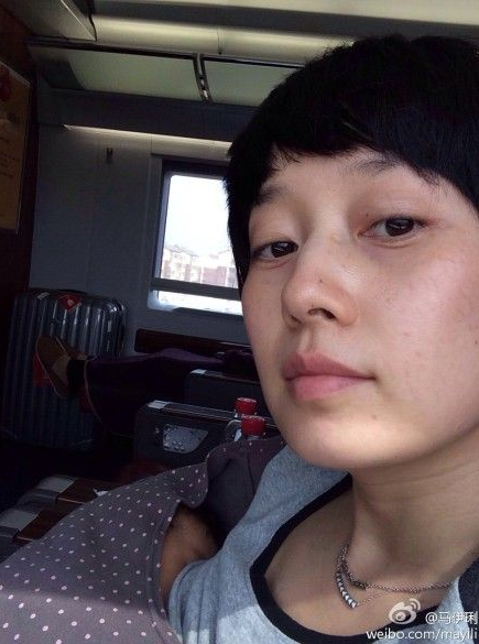 马伊琍在火车上素颜哺乳 马伊琍在火车上素颜哺乳
