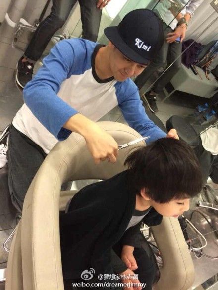 林志颖变身专业发型师为Kimi剪短发 林志颖变身专业发型师为Kimi剪短发