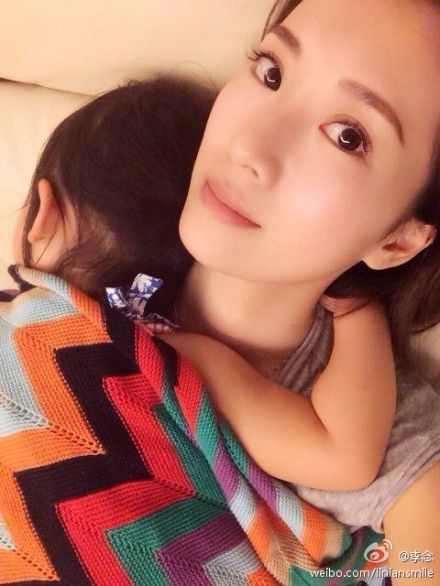 李念怀抱熟睡女儿小酸奶 李念怀抱熟睡女儿小酸奶