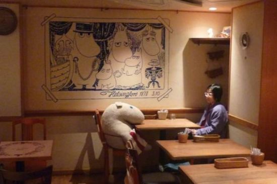 日本餐厅推出巨型毛绒玩具陪单身顾客 日本餐厅推出巨型毛绒玩具陪单身顾客
