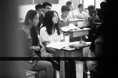 虽然已经接到7份录取通知书,户晓仍坚持选修多门英文课 摄/法制晚报记者 黑克 虽然已经接到7份录取通知书,户晓仍坚持选修多门英文课 摄/法制晚报记者 黑克