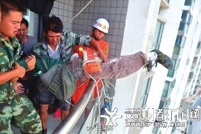 消防人员救起施工者 消防人员救起施工者