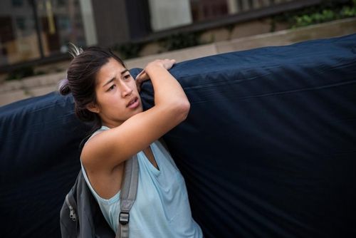 美国女生扛床垫控诉性侵案校方袖手旁 美国女生扛床垫控诉性侵案校方袖手旁