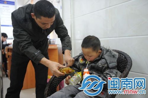 东海所民警给小男孩东西吃 东海所民警给小男孩东西吃