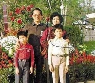 古天乐家全家福,左一为弟弟 古天乐家全家福,左一为弟弟