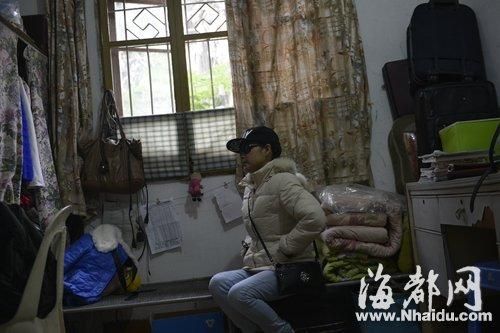 唐女士戴上墨镜,不愿面对镜头,因为女儿不让她找媒体,但又害怕女儿出意外,矛盾无助的她希望报道能让女儿知晓她的苦心 唐女士戴上墨镜,不愿面对镜头,因为女儿不让她找媒体,但又害怕女儿出意外,矛盾无助的她希望报道能让女儿知晓她的苦心