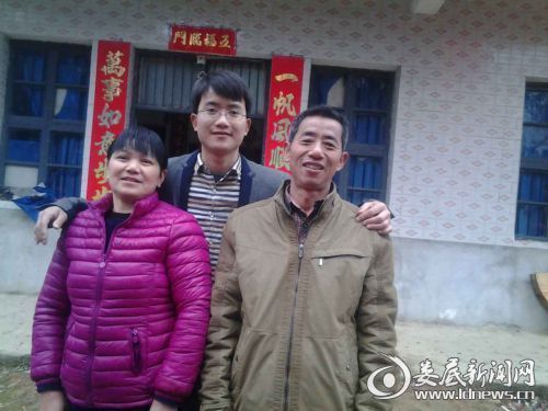 图为彭军和他的父母 图为彭军和他的父母