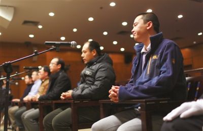 昨日受审的6名被告人,均在北京从事教育培训工作。新京报记者 浦峰 摄 昨日受审的6名被告人,均在北京从事教育培训工作。新京报记者 浦峰 摄