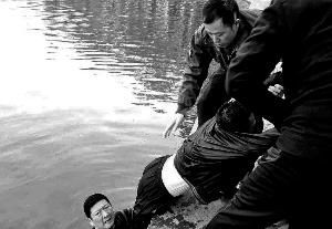 围观者拍的救人画面。(左一为救人者赵军) 古先生供图 围观者拍的救人画面。(左一为救人者赵军) 古先生供图
