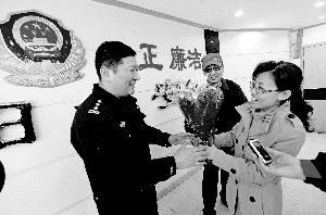 面对前来致谢的古先生和妻子 面对前来致谢的古先生和妻子