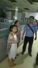 警方将周欣从某药业公司办公室带出。 警方将周欣从某药业公司办公室带出。