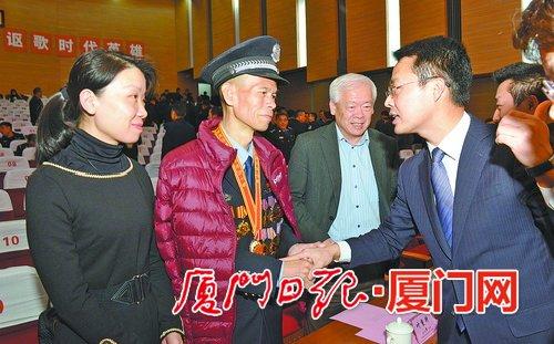 公安部宣传局领导慰问陈清洲。