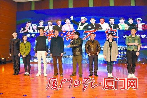 ▲安战军导演(右四)携演员与观众见面。