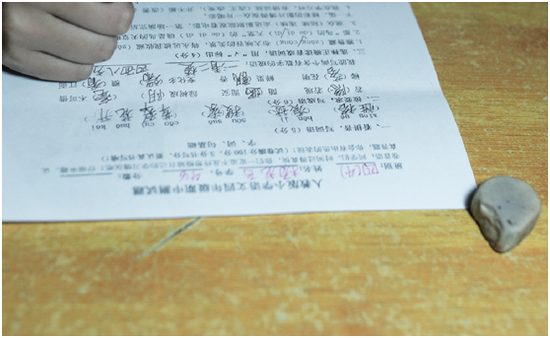 语文试卷上,他在姓名处用红笔清楚地写上了杨龙飞